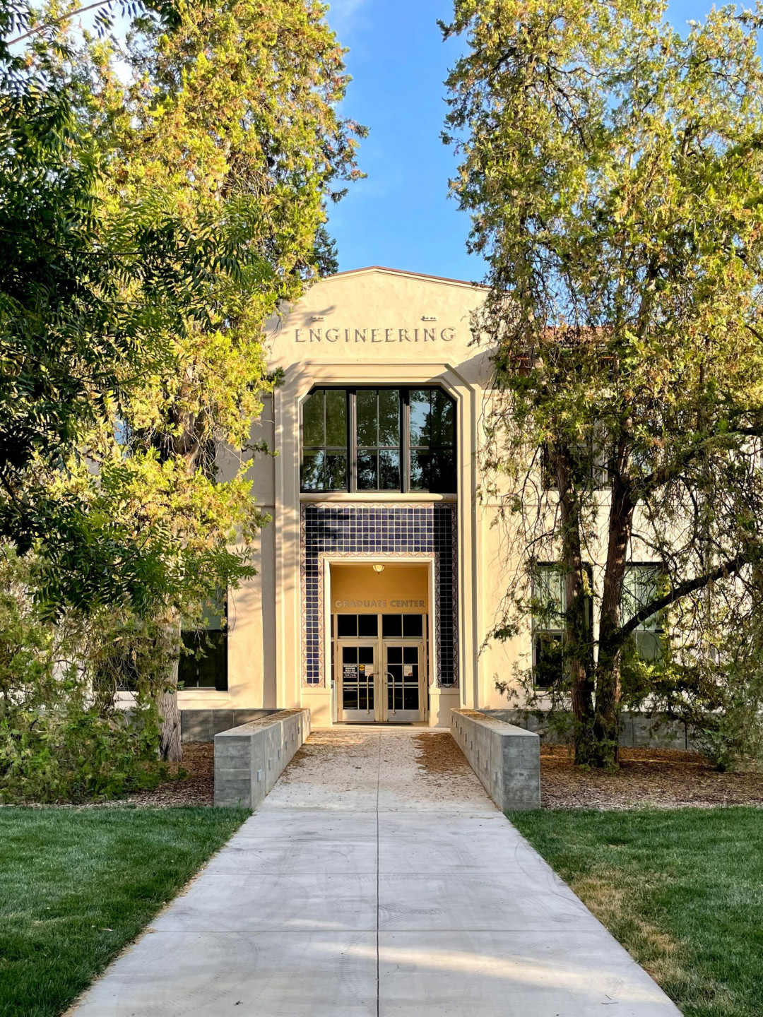 Kaliforniya'da Net Sıfır Üniversite Binası