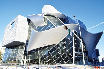 ​Alberta Edmonton’ın Sanat Galerisi​: Yumuşak Hatlarla Tasarlanan Binanın Dış Kaplaması Çinko Ve Paslanmaz Çelikten Oluşuyor.​