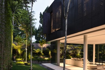 Yemyeşil Ormanın Siluetiyle Bütünleşen Metal Örgü Cepheli Ev; Faber-House