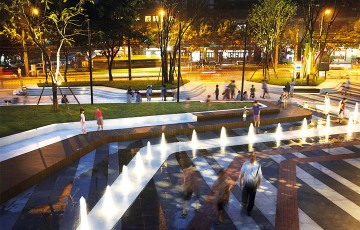 ​Plazalar Arasında Umut Veren Alan​