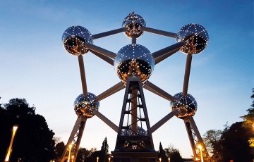 ​AtomIum Binası​: Düzlem Dışı Atom Parçaları