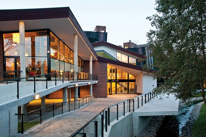 Yeşil Çatının Doğa İle Birleşimi: Sıra Dışı Bir Gençlik Merkezi