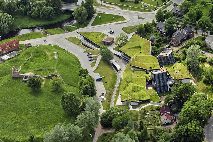 Yeşil Çatının Doğa İle Birleşimi: Sıra Dışı Bir Gençlik Merkezi