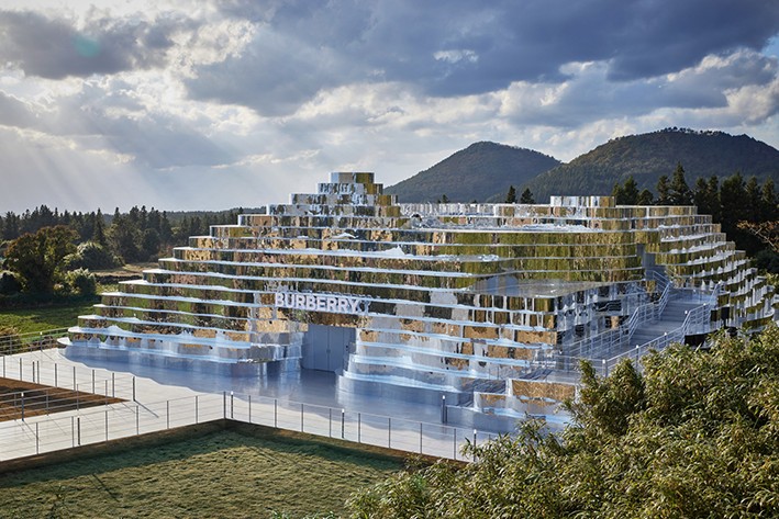 Burberry, Jeju Adası'nda Aynalı Pop-Up Mağazası Yaratıyor