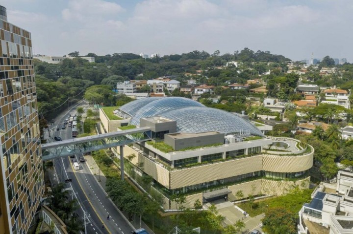 Kapalı Avluya Sahip Muhteşem Araştırma Merkezi