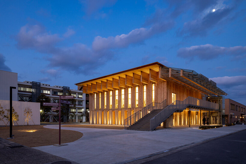 Kengo Kuma'nın Tasarladığı Sürdürülebilir Ahşap Sınıf Kengo Kuma'nın Tasarladığı Sürdürülebilir Ahşap Sınıf