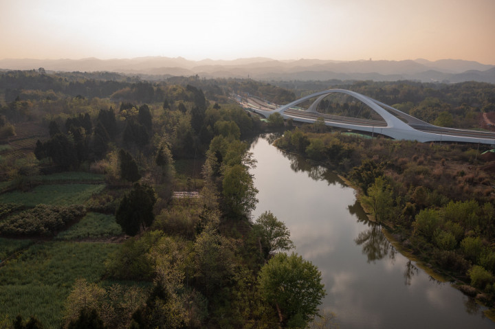 Zaha Hadid Architects Jiangxi Nehri Köprüsü'nü Tamamladı