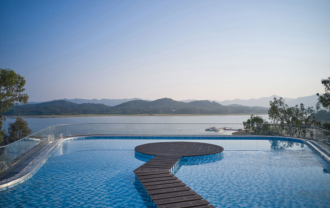 White Crane Lake Visitor Center