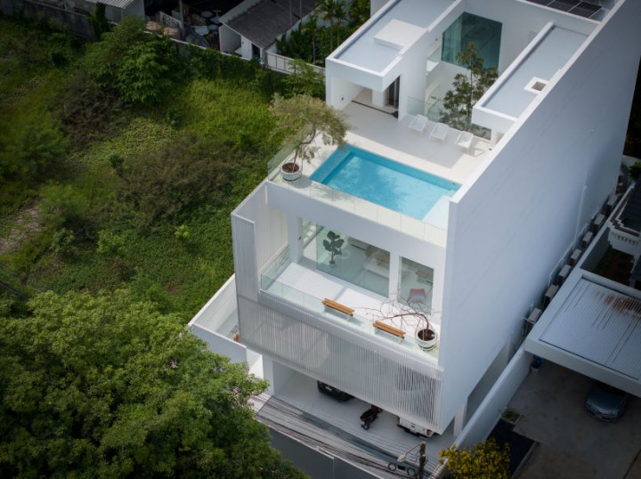 Dikey Beyaz Panjurlu Yüzeyler Canvas House'u Kaplıyor