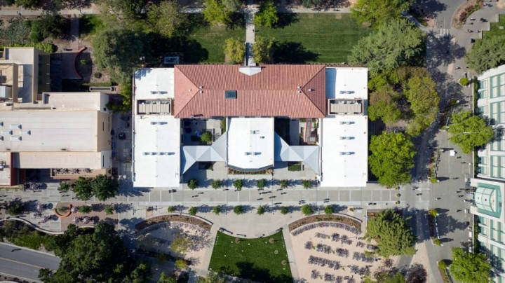 Kaliforniya'da Net Sıfır Üniversite Binası