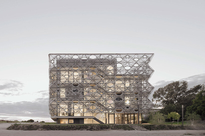 Örtülü Robotik Dokuma Cephe