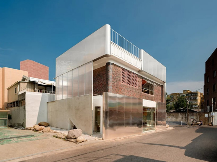 Tuğla, Beton ve Paslanmaz Çeliğin Kullanıldığı Yapı