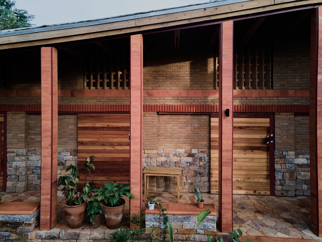 Sıkıştırılmış Toprak Duvarlarla İnşa Edilen Bir Sanat Merkezi Sıkıştırılmış Toprak Duvarlarla İnşa Edilen Bir Sanat Merkezi