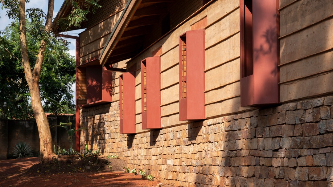 Sıkıştırılmış Toprak Duvarlarla İnşa Edilen Bir Sanat Merkezi Sıkıştırılmış Toprak Duvarlarla İnşa Edilen Bir Sanat Merkezi