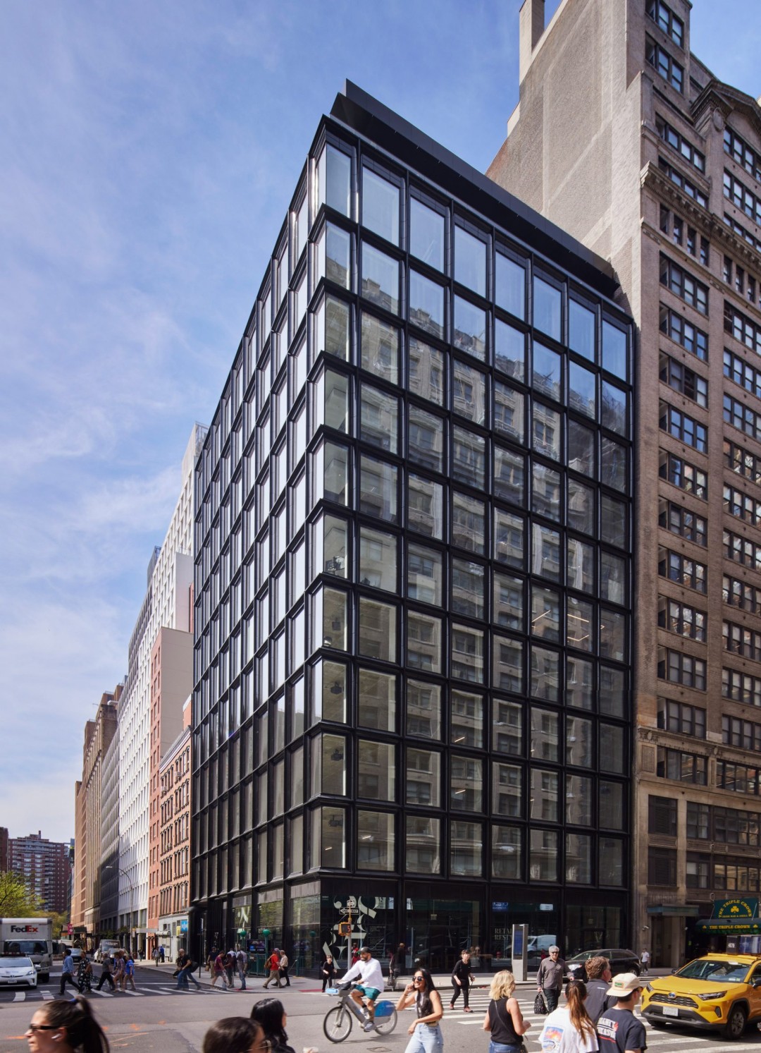 Siyah Terracotta Kaplı Sürdürülebilir Bir Ofis Binası