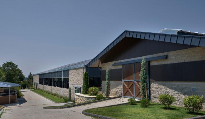 Equine Design Studio’dan Doğa ile İç İçe Modern Bir Binicilik Tesisi