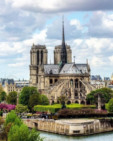 850 Yıllık Başyapıt Notre Dame Katedrali'nde Yangın