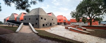 Geleneksel ve Çağdaş Mimarinin Ortasında: Kigali Mimarlık Fakültesi ve Çevresi