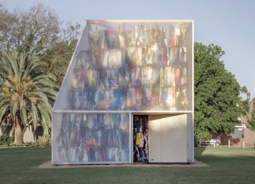 Sevmek ve Yüzleşmek: Plastic Palace